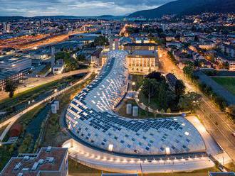 Švajčiarske mesto Biel zviditeľňuje drevený „had“