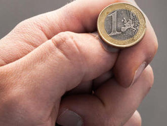 Euro sa pohybuje okolo sedemtyzdnoveho maxima