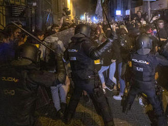 Po potýčkach so španielskou políciou zadržali v Katalánsku 30 demonštrantov