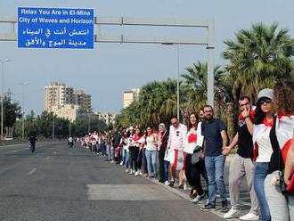 Tisíce Libanončanov vytvorilo ľudskú reťaz na podporu protivládnych protestov