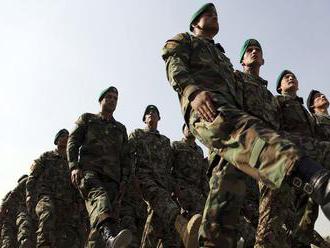 Pri útoku Talibanu v Afganistane zahynulo najmenej 20 vojakov