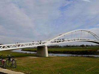 Po rokoch suchôt otvorili nový most cez Moravu. Pozrite si video