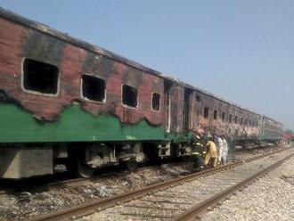 Požiar vlaku v Pakistane si vyžiadal najmenej 65 mŕtvych