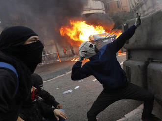 Polícia použila proti maskovaným demonštrantom v Barcelone gumové projektily