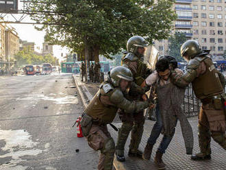 V Čile vypukli násilnosti po zdražení lístkov metra. Prezident vyhlásil výnimočný stav