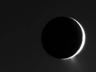 NASA: Vo výtryskoch z Encelade sa našli nové organické zlúčeniny
