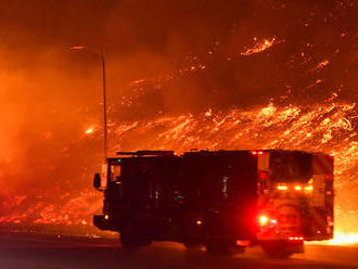 Pre lesný požiar evakuujú okolie Los Angeles