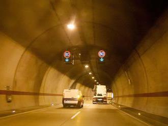 Nehoda skomplikovala dopravu v tuneli Sitina