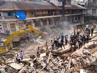 Pri páde dvojposchodového domu v Indii zahynulo najmenej desať ľudí