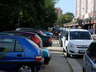 V Petržalke parkujú autá mimo oficiálnych miest, dokazujú to presné dáta