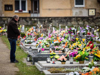 Cintoríny v Bratislave budú cez sviatky otvorené dlhšie, ako sa plánovalo