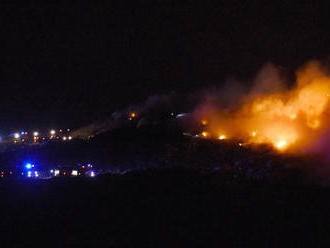 AKTUÁLNE V Trnave horí skládka komunálneho odpadu, zasahujú desiatky hasičov