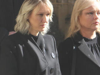 Chvíle po pohrebe Karla Gotta  : Dojemný pohľad na najstaršie dcéry Dominiku   a Luciu  