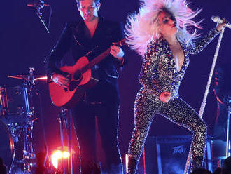 VIDEO Veľký trapas speváckej superstar: Lady Gaga spadla počas tancovania s fanúšikom z pódia