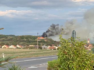 Video+foto: Ruina kaštieľa v Ožďanoch je v plameňoch, zasahujú desiatky hasičov