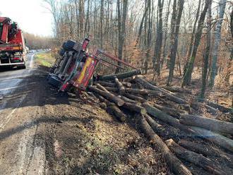 Nezodpovedná jazda kamionistu s plne naloženým drevom skončila pod lesom
