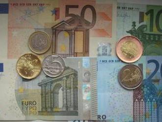 Koruna mírně oslabila k euru a stagnovala k dolaru