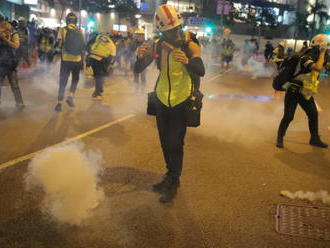 V Hongkongu neustávají demonstrace, policie nasadila slzný plyn
