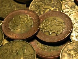 Koruna stagnovala k euru, oslabila vůči dolaru