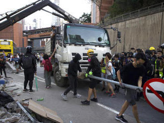 V Hongkongu ukončili blokádu univerzity, uklízeli i čínští vojáci