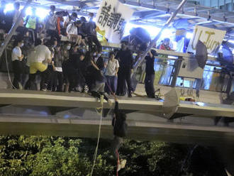 Obléhání univerzity v Hongkongu trvá, někteří studenti uprchli