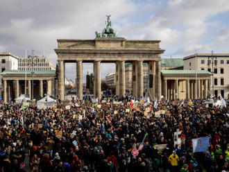 Lidé po celém světě protestují za ochranu klimatu