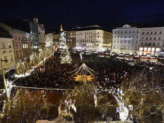 Na náměstí v Brně rozsvítili vánoční strom, trhy potrvají déle