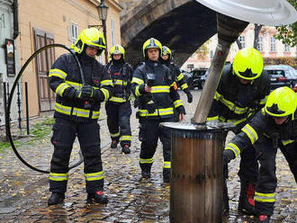Dvě jednotky pražských hasičů zasahovaly u požáru teplometu na zahrádce hotelu v ulici Na Kampě v…