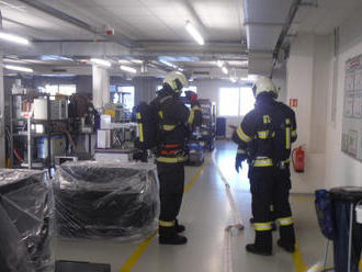 Jindřichohradecká profesionální jednotka nacvičovala zásah při požáru v montážní hale