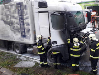 K požáru nákladního automobilu v motorovém prostoru v Jažlovicích vyjely dvě jednotky