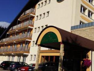 Hotel Royal Látky je obklopený Veporskými vrchmi a ponúka vám komfortné ubytovanie uprostred prírody
