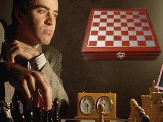 Darčeková kazeta - drevený šachový stôl s ploskačkou a príslušenstvom.
