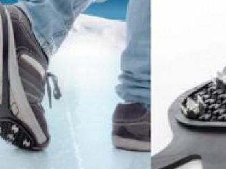 Protišmykové návleky na ľad sa dajú ľahko pripevniť na topánky a zaberú len málo miesta.