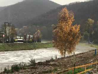 Na rieke Hron v Banskej Bystrici sa vytvorila biela pena