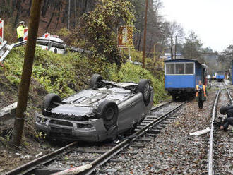 VIDEO: AUTO V KOĽAJISKU:Vozidlo prešlo cez zvodidlá a spadlo pred vlak