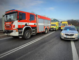 Nehoda autobusu a nákladního auta na Mělnicku si vyžádala život jedné osoby