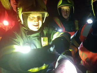 Ženu s otevřenou zlomeninou holenní kosti zachránili z věže kostela šternberští hasiči při prověřova