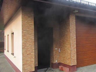 Při požáru garáže v Částkově byly zachráněny dva luxusní automobily a karavan.