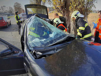 U Pískové Lhoty narazil osobní automobil do stromu, jednu osobu hasiči vyprošťovali