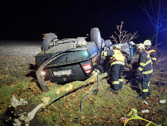 Při noční havárii osobního vozidla u Ovčár zemřel řidič, automobil skončil na střeše