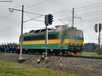 Hořící lokomotiva zastavila provoz na železničním koridoru u České Třebové