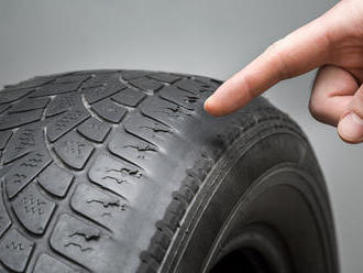 Je čas na kúpu nových pneumatík? Skontrolujte predovšetkým dezén a viditeľné trhliny!
