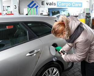 Průměrná cena benzinu i nafty v ČR klesla za týden o tři haléře
