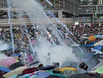 Hongkongské bouře jsou klíčovou bezprostřední hrozbou světové ekonomice, Trumpa staví před nepříjemn
