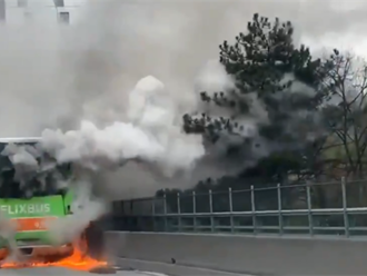 Na pařížské okružní dálnici shořel autobus Flixbusu. Jedna cestující byla v šoku