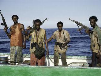Piráti u Afriky unesli zásobovací loď i s částí posádky, osmi námořníkům se podařilo schovat
