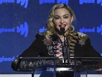 Královna popu Madonna zrušila tři koncerty kvůli bolestem