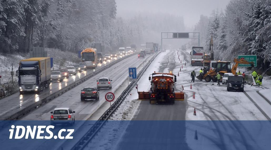 Česko pokryl sníh, klouže to! Silničáři mají v pohotovosti stovky sypačů