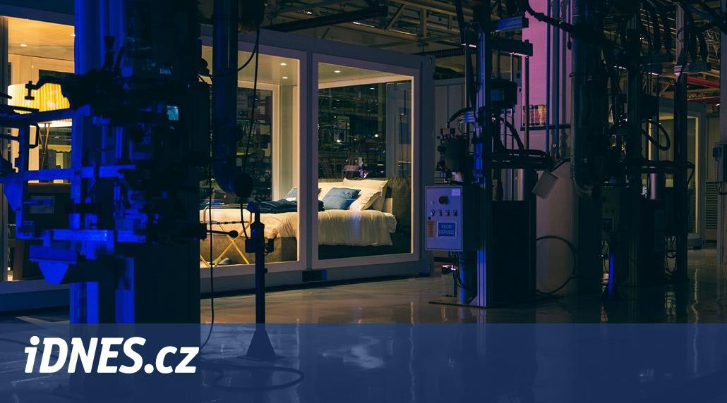 Autofotka týdne: Noc v továrně Maserati jako smuteční oslava za ikonu