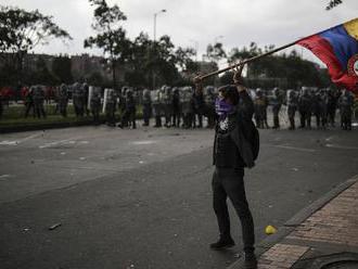 Počas protestov v Kolumbii zahynuli najmenej traja ľudia